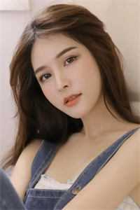 村里有个女人叫芳芳